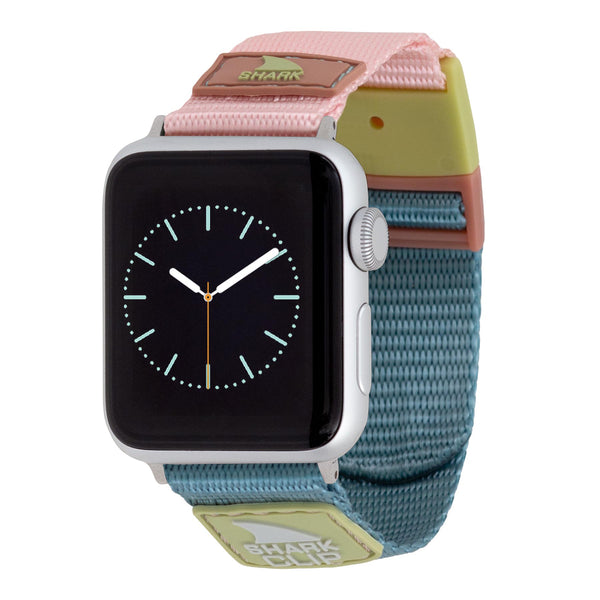 Smartwatch with a pastel strap from Freestyle, showing an analog clock on a black screen.