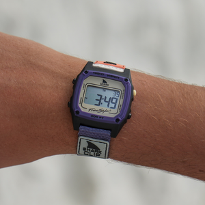 The SHARK CLASSIC CLIP INDIGO TAN by Freestyle is displayed on a wrist, capturing vintage Freestyle charm.