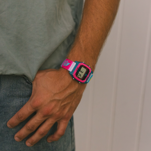 A person wearing jeans and a Freestyle SHARK CLASSIC LEASH KITEFIN SHARK watch rests their hand on their hip.