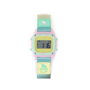 The Freestyle SHARK CLASSIC CLIP SCENIC SKY features a pastel pink, yellow, and blue face paired with a blue-yellow Shark Clip strap.