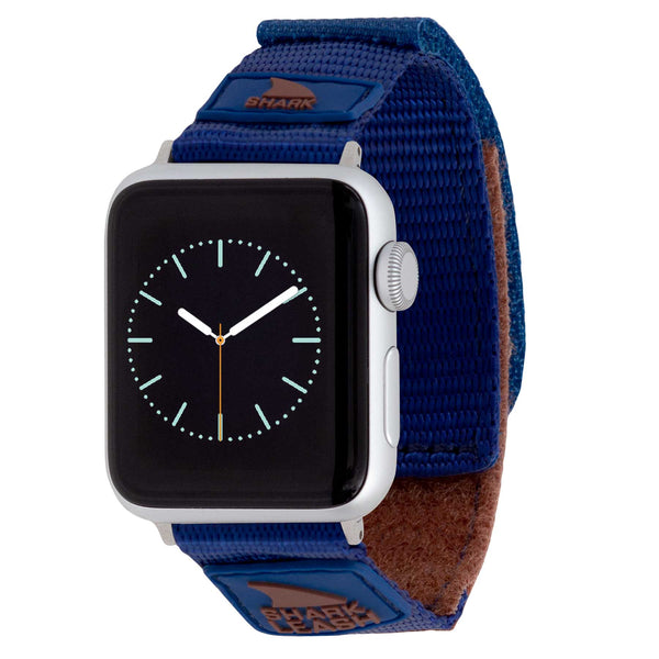 The Freestyle APPLE WATCH™ LEASH STRAP SAND N SEA is a blue strap for analog Apple Watch with white hour and minute hands, featuring a beach-inspired design.