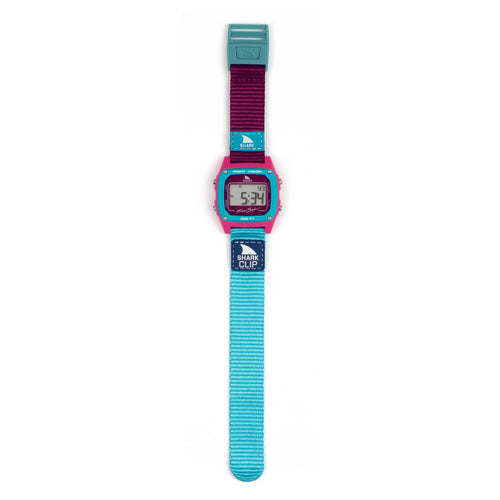 The Freestyle SHARK CLASSIC CLIP CRANBERRY features a teal-magenta band, Shark Clip clasp, and retro digital display.