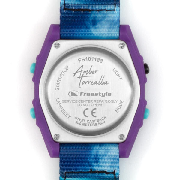Back view of the Freestyle Shark Classic Clip, displaying model information and depth rating; comes with a purple case, blue strap, and silver lens.